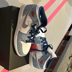 Brand new, Never worn Nike Air Jordan 1 mid 6.5 Y